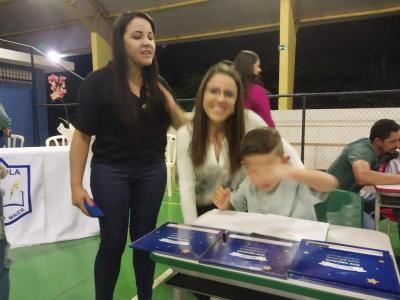 Noite de AutÃ³grafos dos alunos do Jardim 2 da Escola AluÃ­sio Maier foi um verdadeiro sucesso